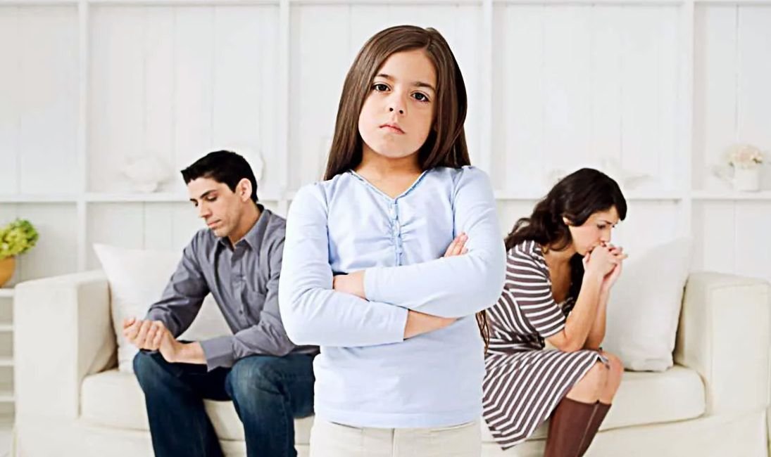 родители и дети. воспитание ребенка. ссоры детей в семье. родители ругаются. ребенок в семье.