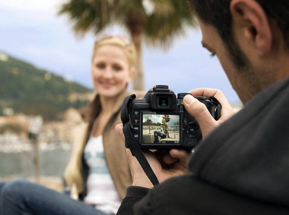 Тревел фотограф что это. Фотограф с фотокамерой. Фотоаппарат Фотографирование. Фотограф фотографирует людей. Девушка фотографирует.