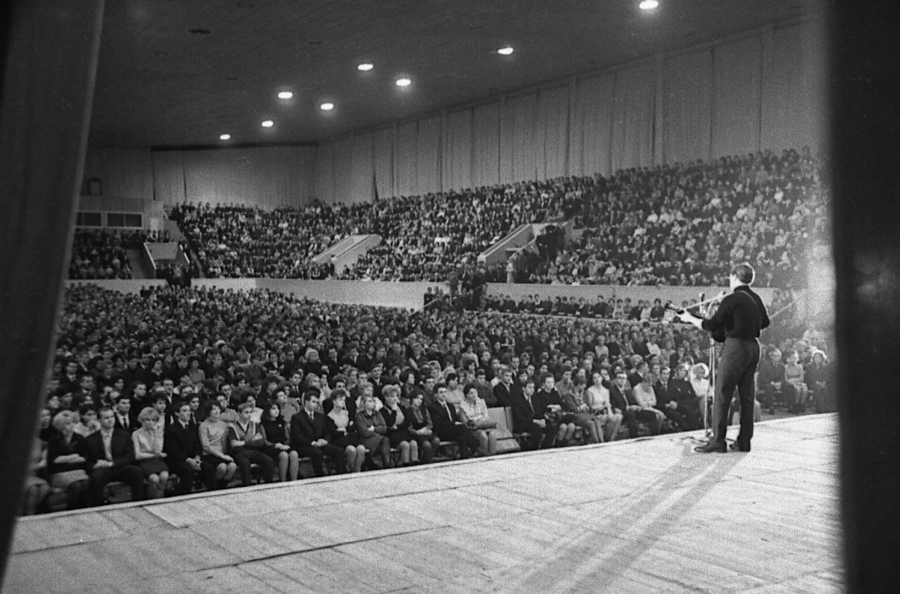 Высоцкий самара концерт. В.Высоцкий.Куйбышев дворец спорта 1967 г. Концерт Высоцкого в Куйбышеве в 1967 г. Куйбышев дворец спорта 1967 г. Дворец спорта концерт Высоцкого 1967 Куйбышев.