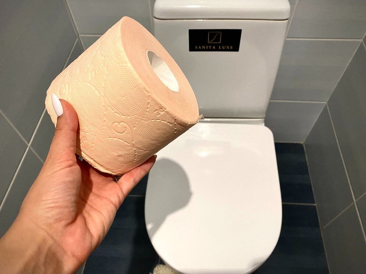 Можно смывать туалетную бумагу в унитаз. Кусок туалетной бумаги. Бумагу в унитаз. Туалетную бумагу смывать в унитаз. Унитаз засорился туалетной бумагой.