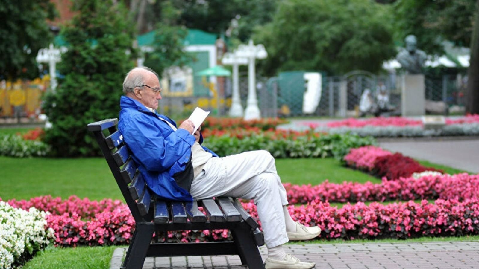 Санаторий для пенсионеров недорого. Пенсионеры в санатории. Пенсионеры на скамейке в парке. Люди в санатории. Пожилой мужчина в санатории.