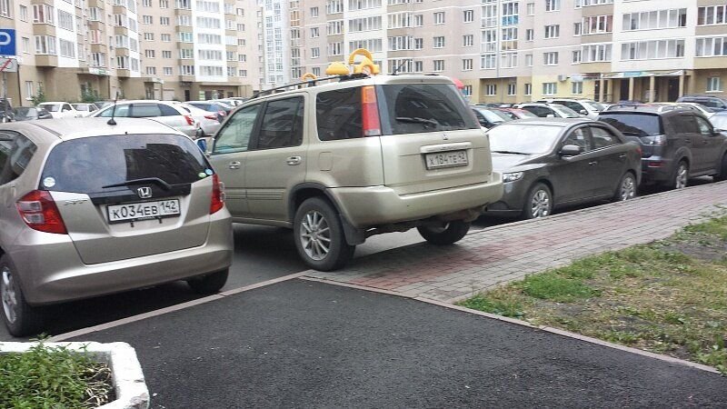 Машины на тротуаре во дворе. Парковка на тротуаре. Машины припаркованы на тротуаре. Бордюр машина. Парковка на бордюре.