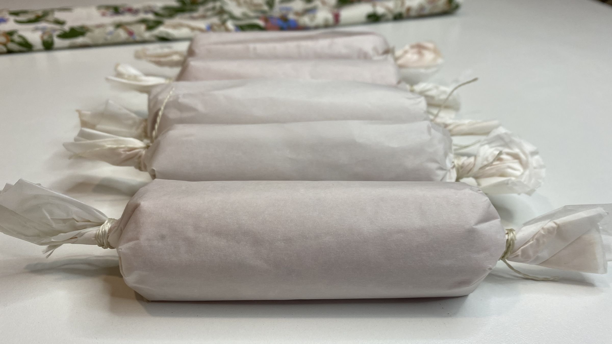 фарш в пергаменте. мясной рулет на сковороде. колбаса в пергаменте. фарш в пергаменте. как завернуть масло в пергамент.