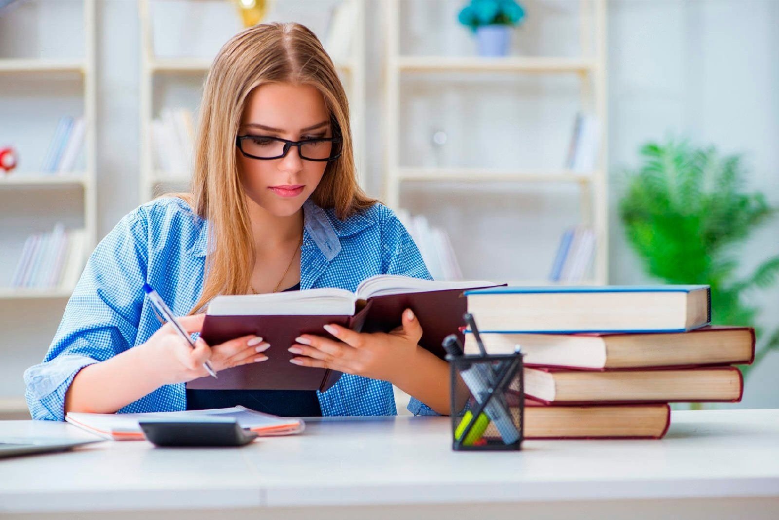 прилежный студент. She prepare for her exams. Photo the girl is studying. She prepare for her exams. подготовка к экзаменам в библиотеке.
