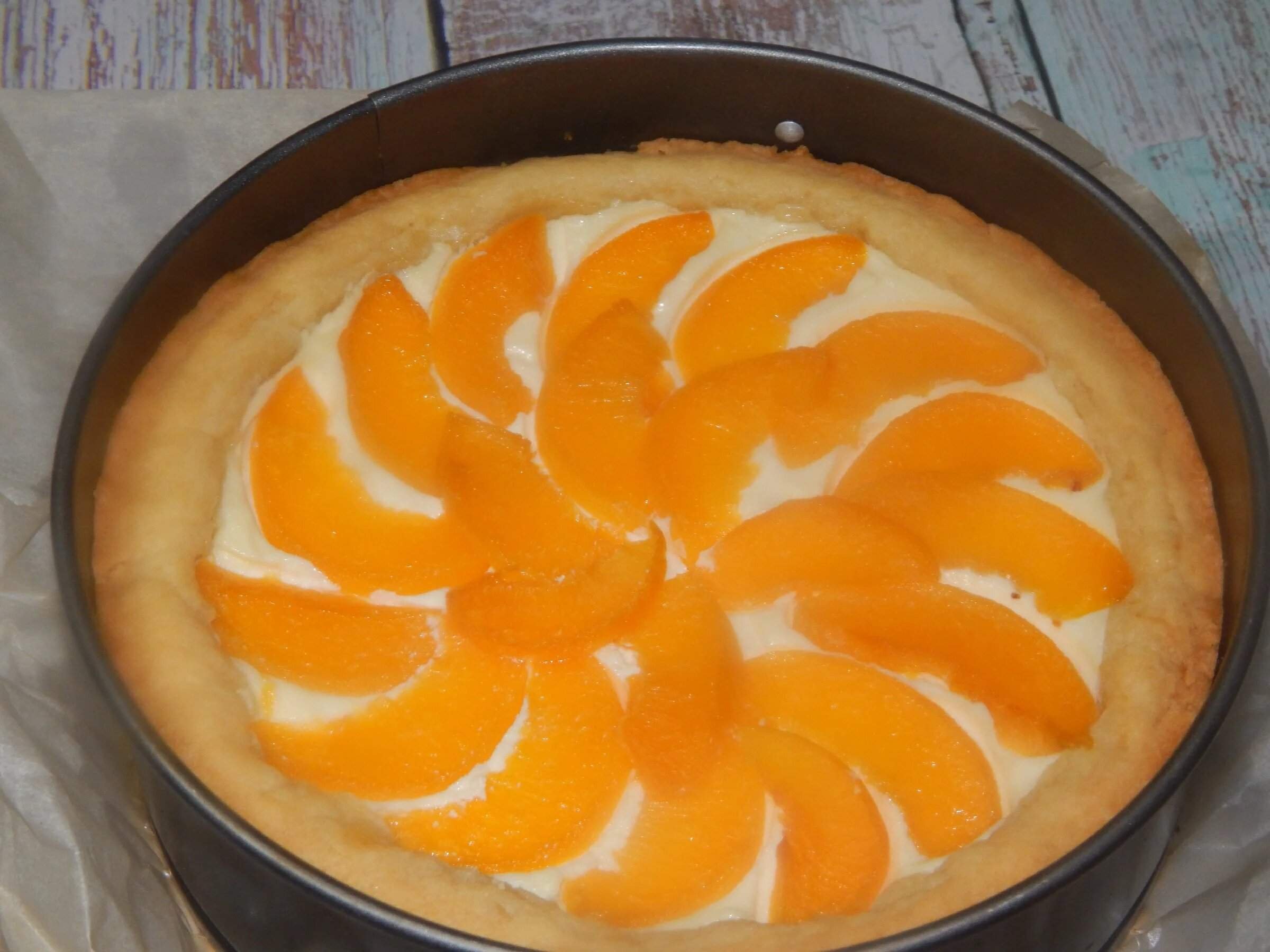 Творожный пирог с персиками консервированными