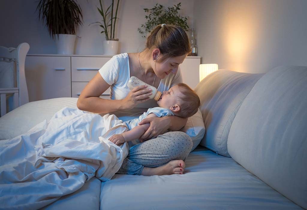 кормление из бутылочки новорожденного. мама и малыш ночью. Breastfeeding night. ночное вскармливание. ночное кормление.