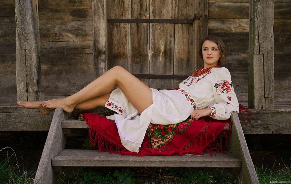 Деревенские ноги. Ладна Кобета. Ladna kobieta Ольга Лисовская. Славянские девушки в деревне. Босая крестьянка