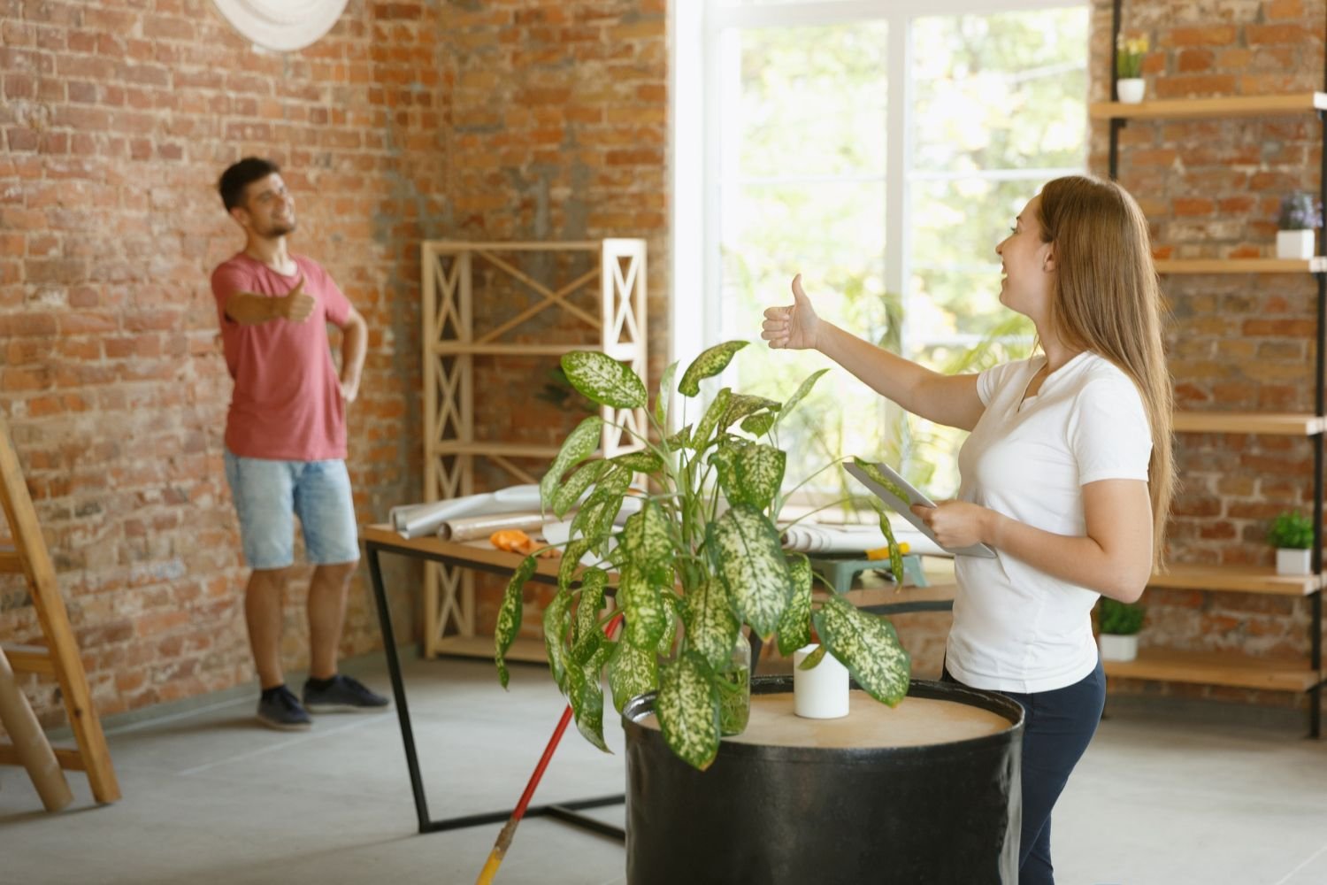 Family doing chores. семья, дом. A loving home environment. фотосессия семьи на диване. архитектор сток.