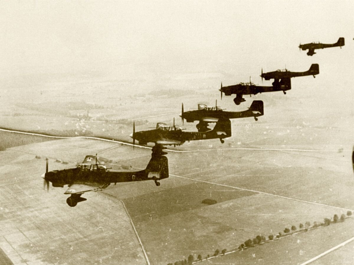 Нападение германии на японию. Junkers ju 87. Junkers ju 87 Stuka. Самолеты Юнкерс 2 мировой войны. Бомбардировщики Люфтваффе 1941.
