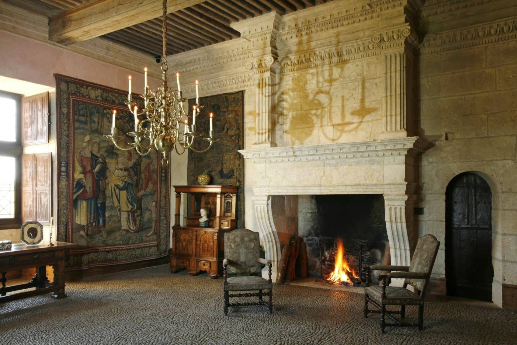 В большом старинном замке. Интерьер Chateau de bourges,. Камин средневековый романский стиль. Камин в романском стиле. Интерьер замков романского стиля.