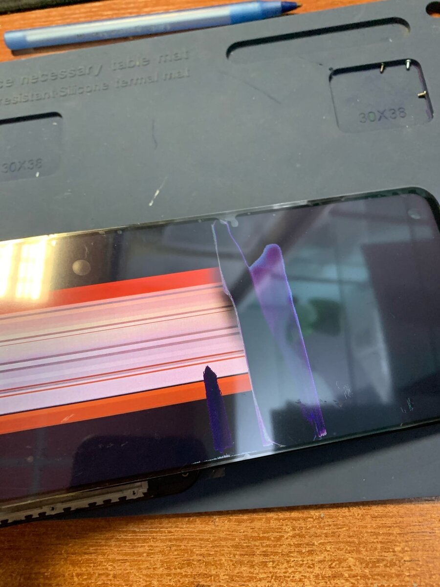 Вот такой дисплейный модуль приехал с Aliexpress, клиент нашего сервиса самостоятельно делал заказ. Визуально повреждений не видно было, только после подключения к материнской плате смартфона.
