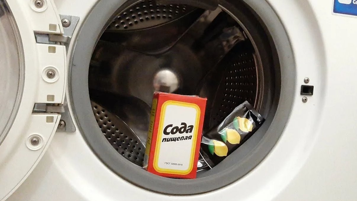 Пахнет стиральная машинка что делать. Воняет стиральная машинка автомат. Вонь из стиральной машинки. Вонючая стиральная машина. Запах из стиральной машины автомат.