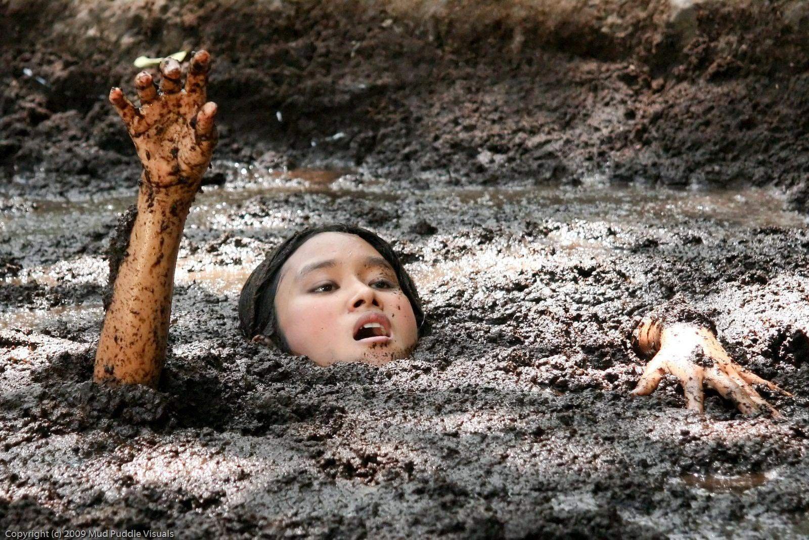 Женщина упала в грязь