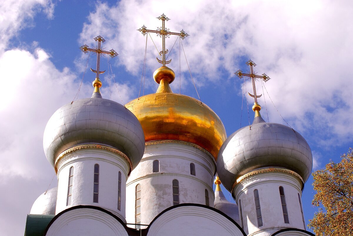 Купола и кресты храмов