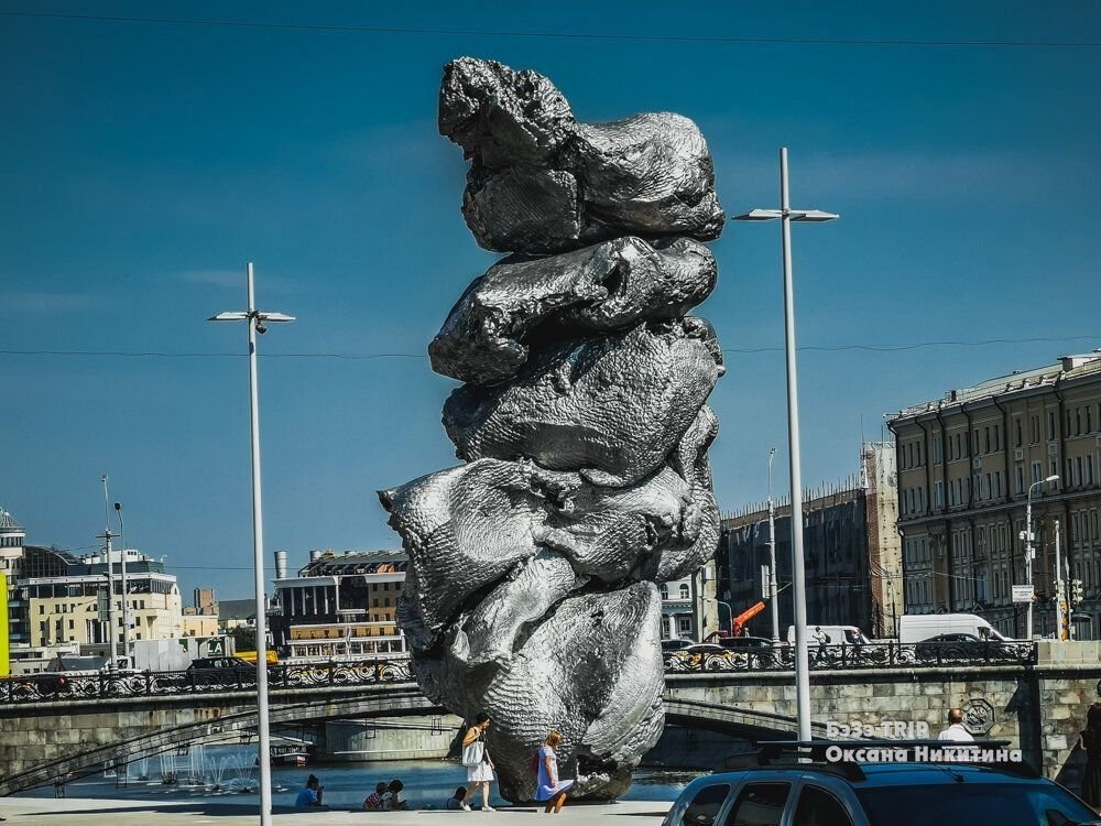 Статуи в москве. Памятник гомну в Москве. Статуя какашки в Москве. Памятник куча в Москве. Скульптура похожая на кучу.