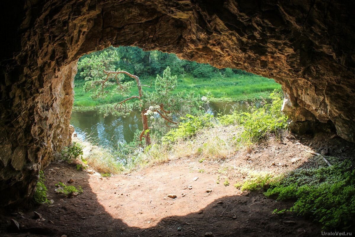 Грот реки. Грот неглубокая пещера. Река Чусовая гроты. Камень пещерный на Чусовой. Грот театральный Чусовая.