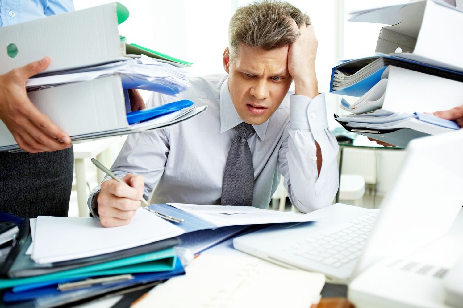 Не смогу много работы. Учитель зарытый бумагами. Не смогу много работы. Перегруженные документы. Не смогу много работы.