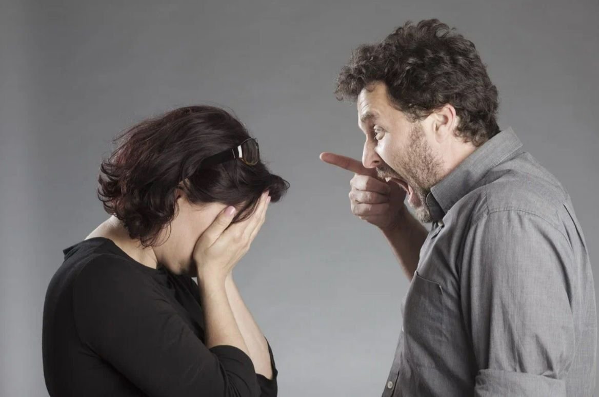 девушка кричит. раздражительный человек. женщина кричит на мужчину. мужчина и женщина. агрессивная женщина.