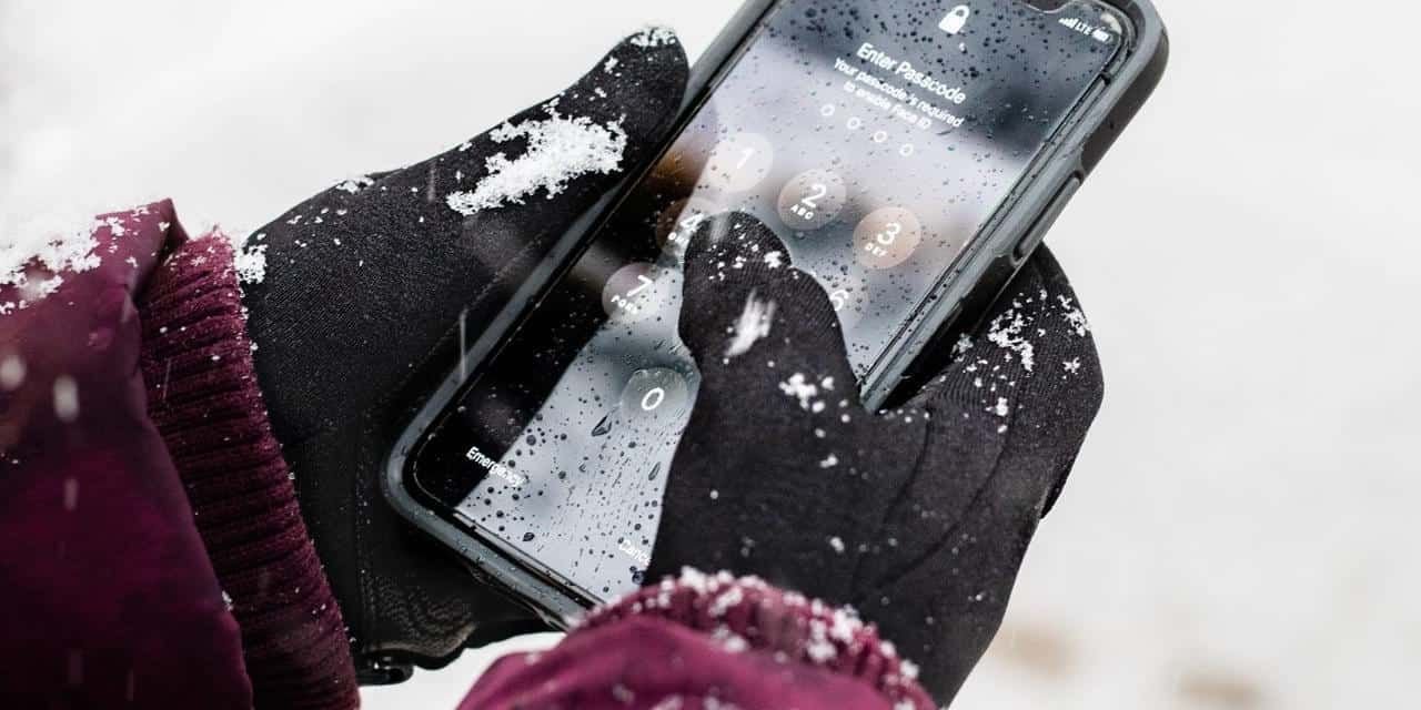 Заряд зима. Сенсорный экран зима. Holding Phone Winter. Winter Glove holding a Phone. Winter Play Phone.