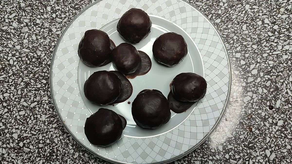 Подарочная коробка конфет. Конфеты предприятие мануйлов. Сладости в коробке подарок. Красивые конфеты. Шоколадные конфеты.