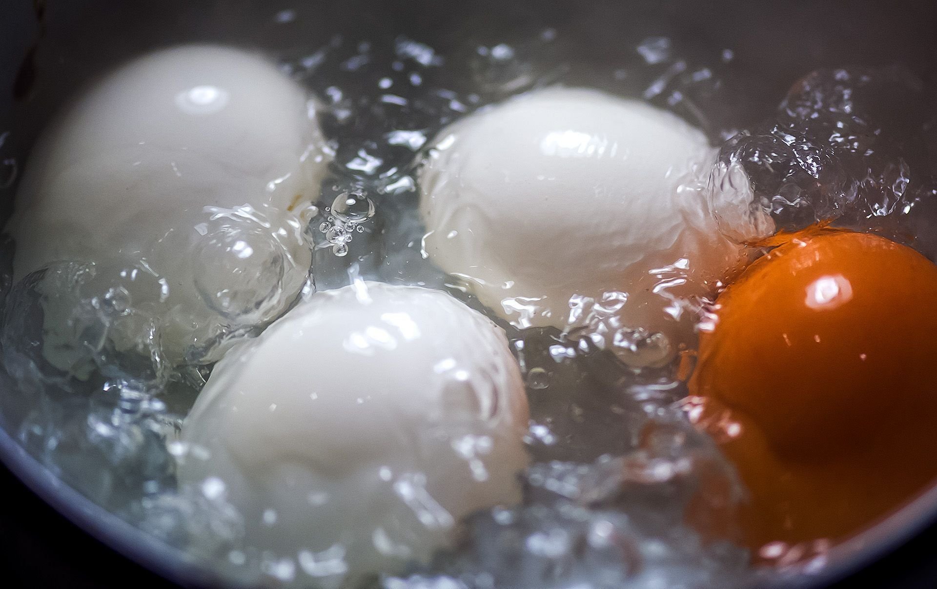 Сколько минут кипит яйцо. Яйца кипят. Варка яиц. Яйца в кипящей воде. Яйца в кастрюле.