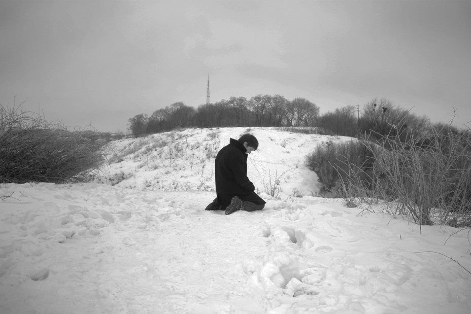 Рыдает мать и словно тень стоит. Зимнее одиночество. Снег одиночество. Одиночество зимой. Парень зимой.