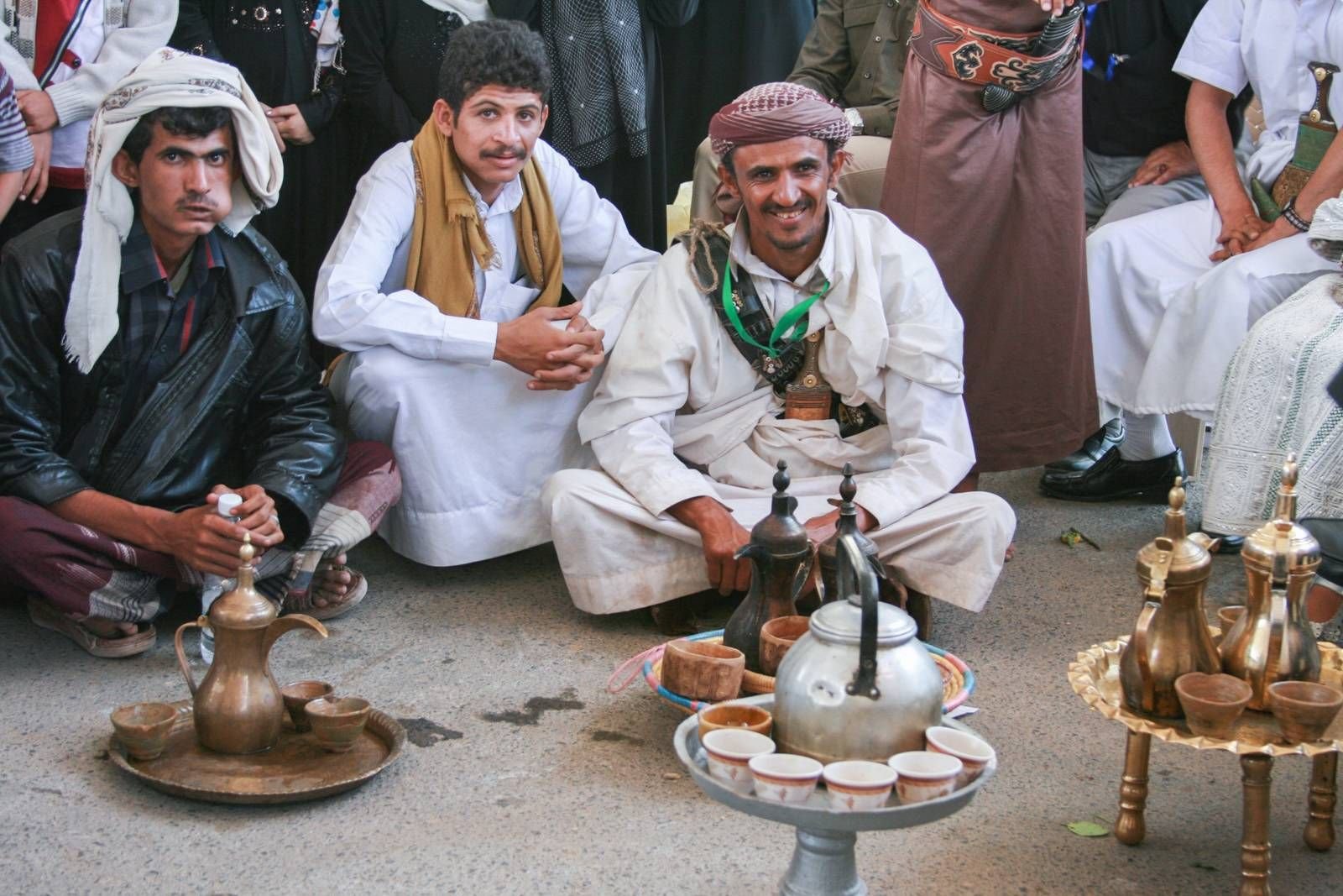 Почему турки пьют. Чаепитие у арабов. Что пьют арабы. Арабы пьют кофе. Турецкое традиционное чаепитие.