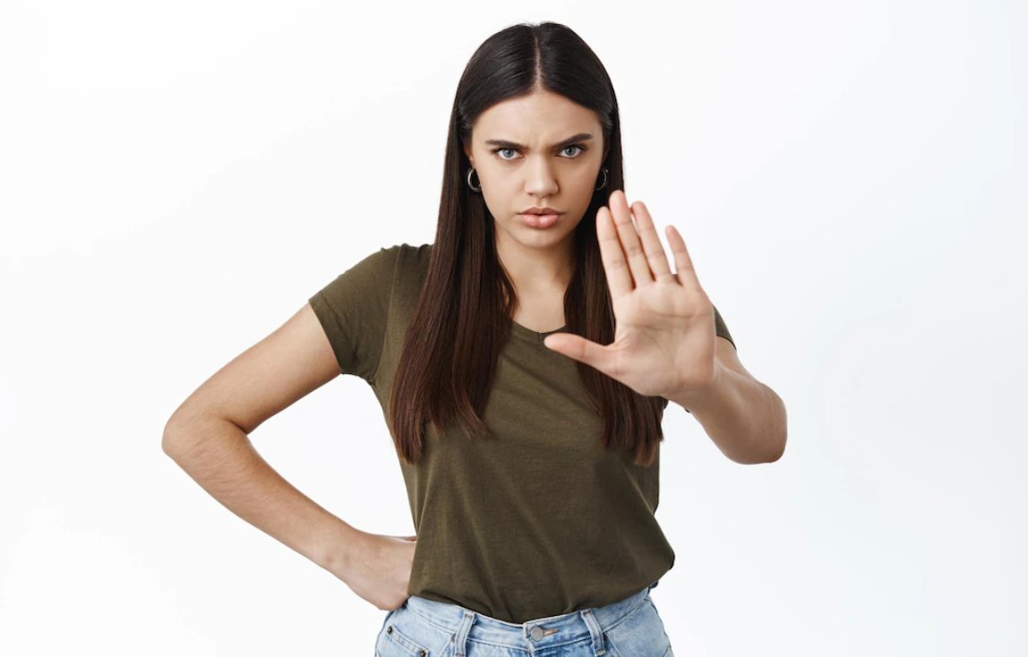 Девушка стопбана. Модель наталья водянова. Девушка в балетках на диване. Стопбан фото. Девушка стопбана.