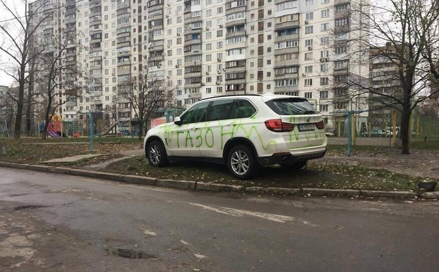 Машины на тротуаре во дворе. Неправильная парковка на тротуаре. Автомобили припаркованные на тротуарах. Парковка на газоне. Парковка на тротуаре во дворе.