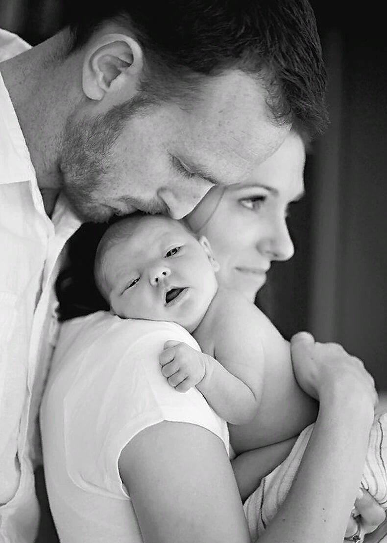 Красивый отец. Фотосессия с новорожденным и мужем. Мужчина с ребенком. Детям о папе.