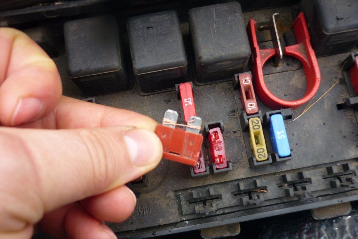 Предохранитель звукового сигнала лада ларгус. Предохранители toyota rav4 xa50. Монтажный блок ваз 21099. Цветовая маркировка автомобильных предохранителей. Маркировка предохранителей автомобильных.