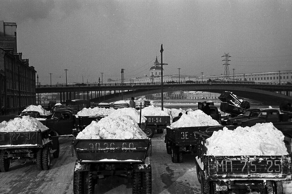 Советская зима. Уборка снега в СССР. СССР Москва снегопад. Снег зима СССР. Уборка снега в Москве в СССР.