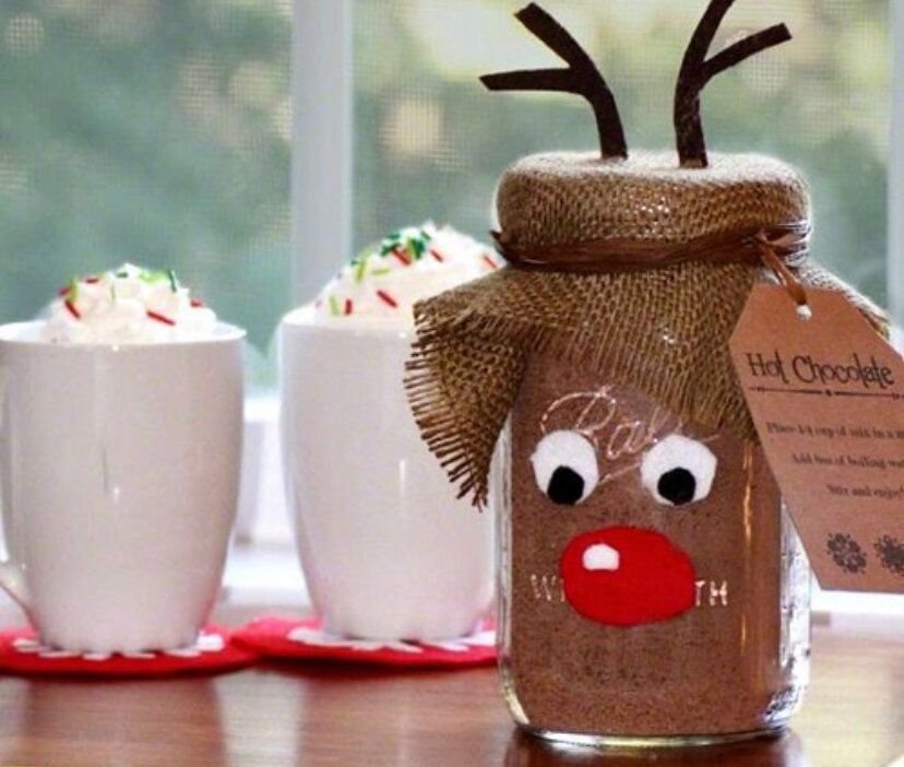 Подарочный новогодний набор. Рождество кофейня. Подарочный набор чай и конфеты с новым годом. Кофе оформить на новый год. Новогодние подарки из чая и кофе.