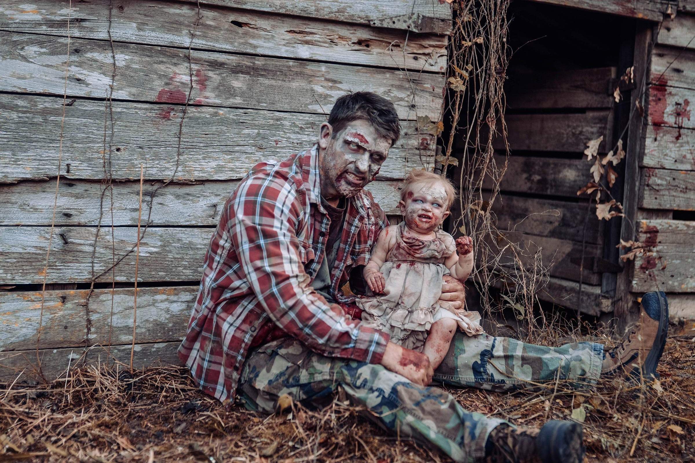 Настоящие забытый. Фотосессия в стиле маньяка. Самые жуткие фотосессии. Фотосессия. Семья зомби.