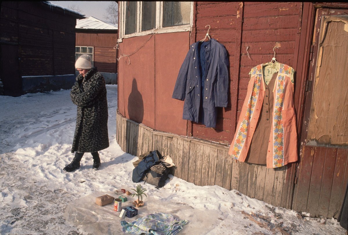 Девяностые 11 читать. Тишинский рынок в 90е. Россия 1992 год. Россия в 90-е Питер Тернли. Тишинский рынок в 90е годы.