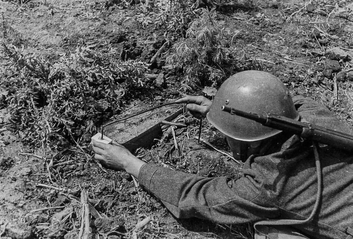 Поли вов. Сапёры Великой Отечественной войны. Советские саперы ВОВ. Саперы в годы Великой Отечественной войны. Мины ВОВ 1941 1945.