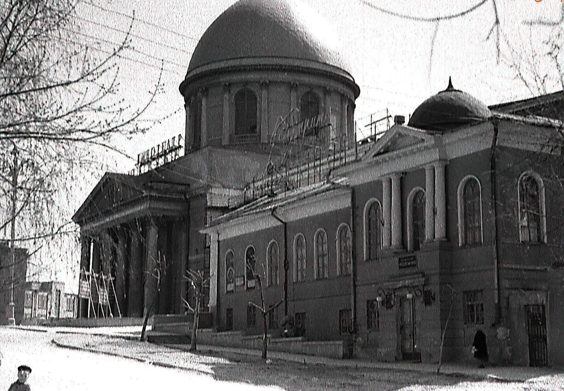 Октябрь курск. Курск Знаменский собор старинный. Знаменский собор Курск кинотеатр. Знаменский собор кинотеатр октябрь. Знаменский собор Курск кинотеатр октябрь.