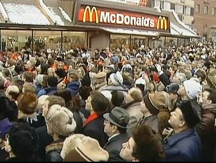 В первую очередь на первых. Макдональдс СССР 1990. Здание первого Макдональдса в Москве. Очередь в макдональдс 1990. Макдональдс Пушкинская площадь 2000 год.