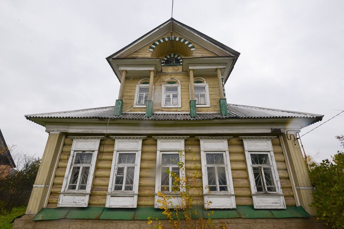 Деревянный дом с мезонином красной крышей