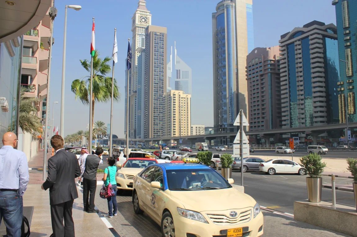 Dubai street. Дубай улицы. ОАЭ Дубай улицы. Главная улица Дубая. Дубай Центральная улица.