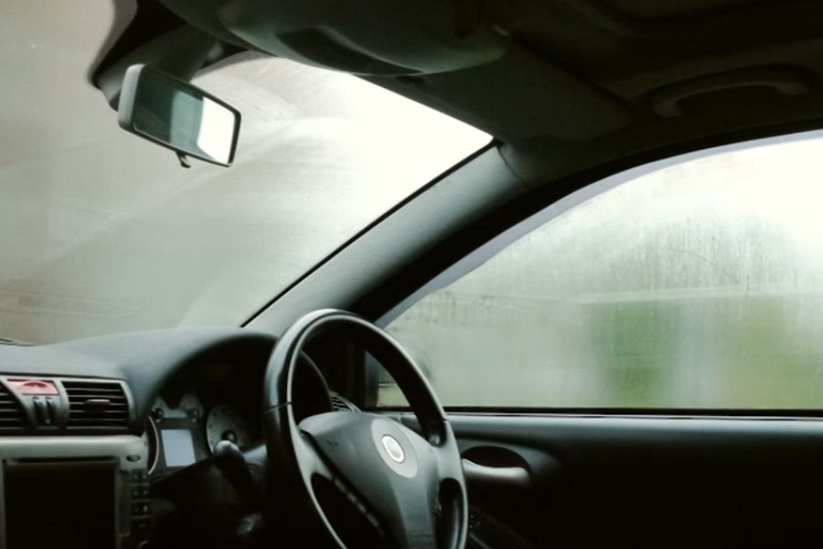 Лобовое стекло автомобиля. На лобовом окне слушать. Вид из лобового стекла машины. На лобовом окне слушать. Вид из окна машины.