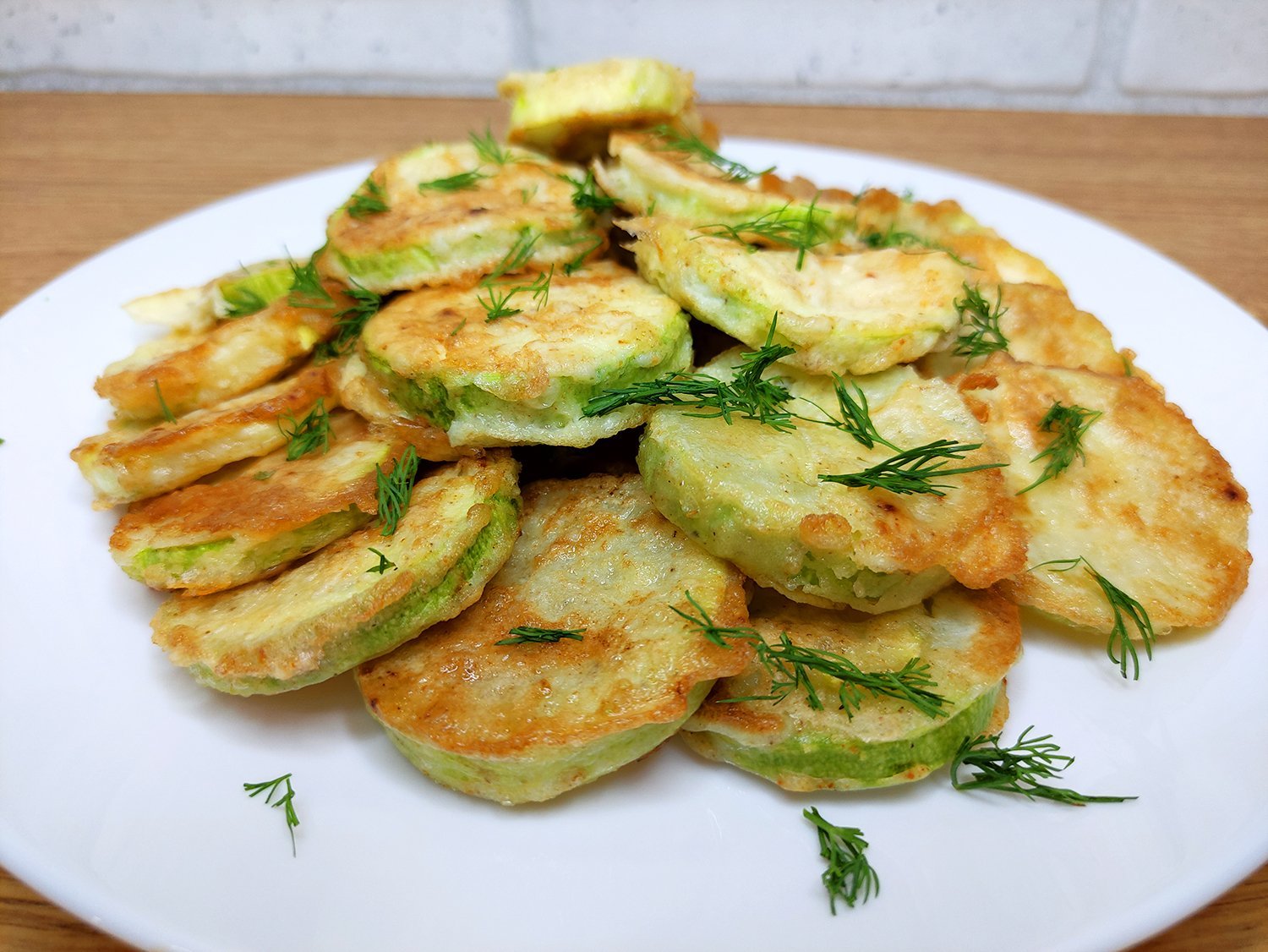 Жареные кабачки кружочками в муке. Закуска из жареных кабачков. Кабачки кружочками. Кабачки кружочками с овощами на сковороде. Нарезать черри цукини кружочками с чесноком.