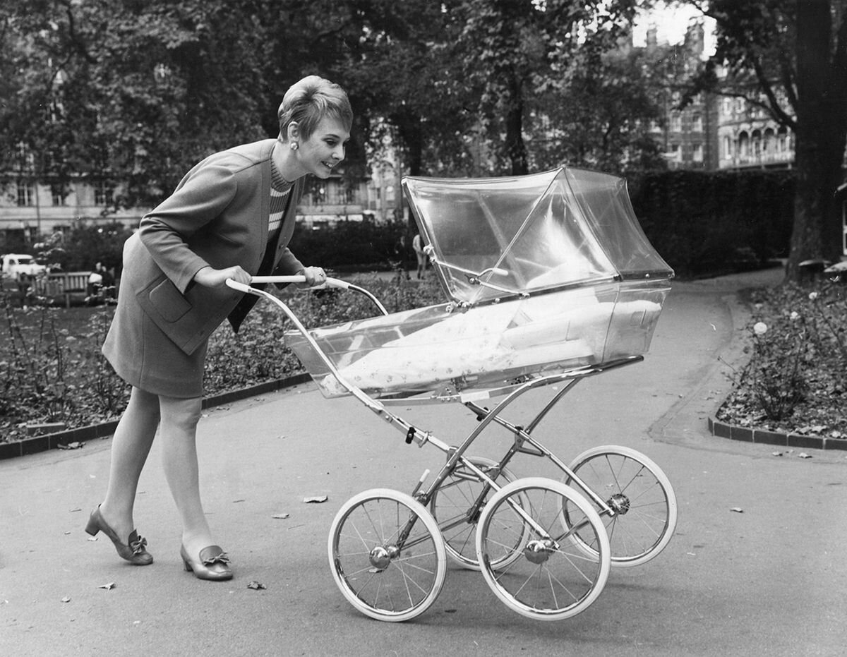 Советская женщина с коляской