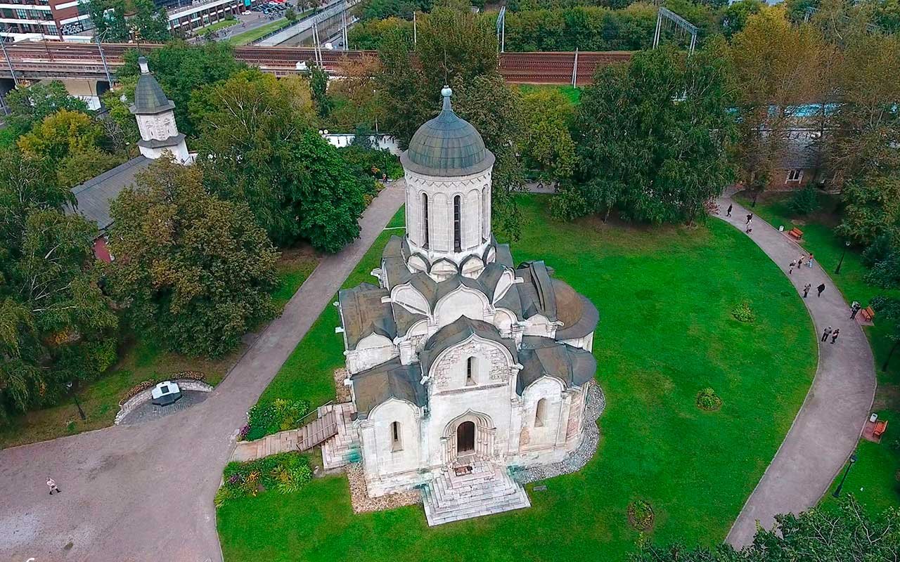 самое старое здание в москве сохранившиеся до наших дней