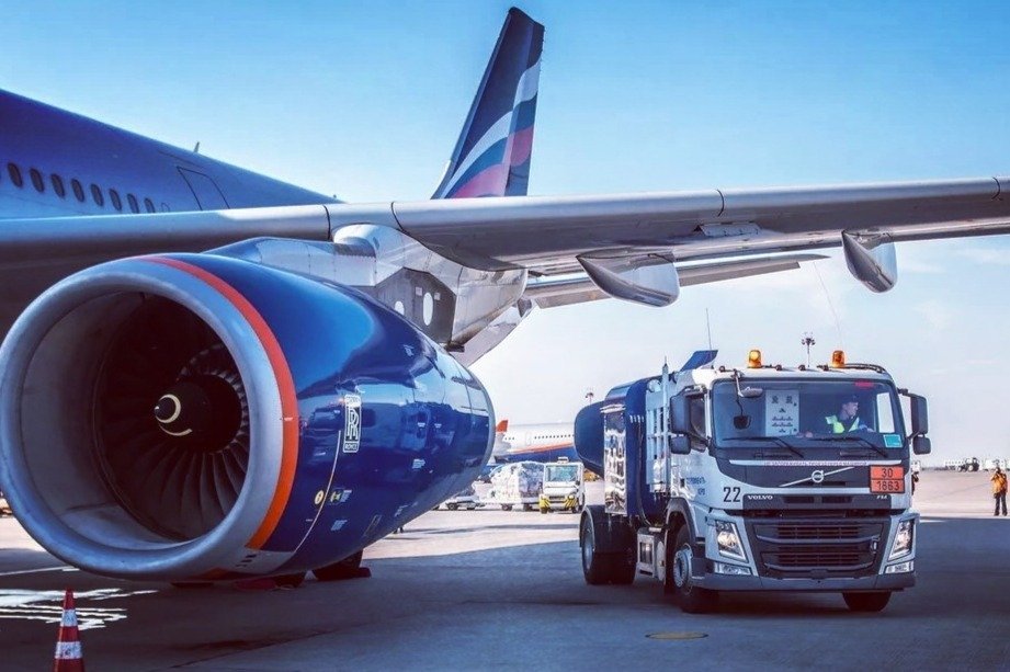 Заправка самолета. Топливо для самолета. Прерванный взлет самолета. Самолет заправляют. Заправка самолета топливом.