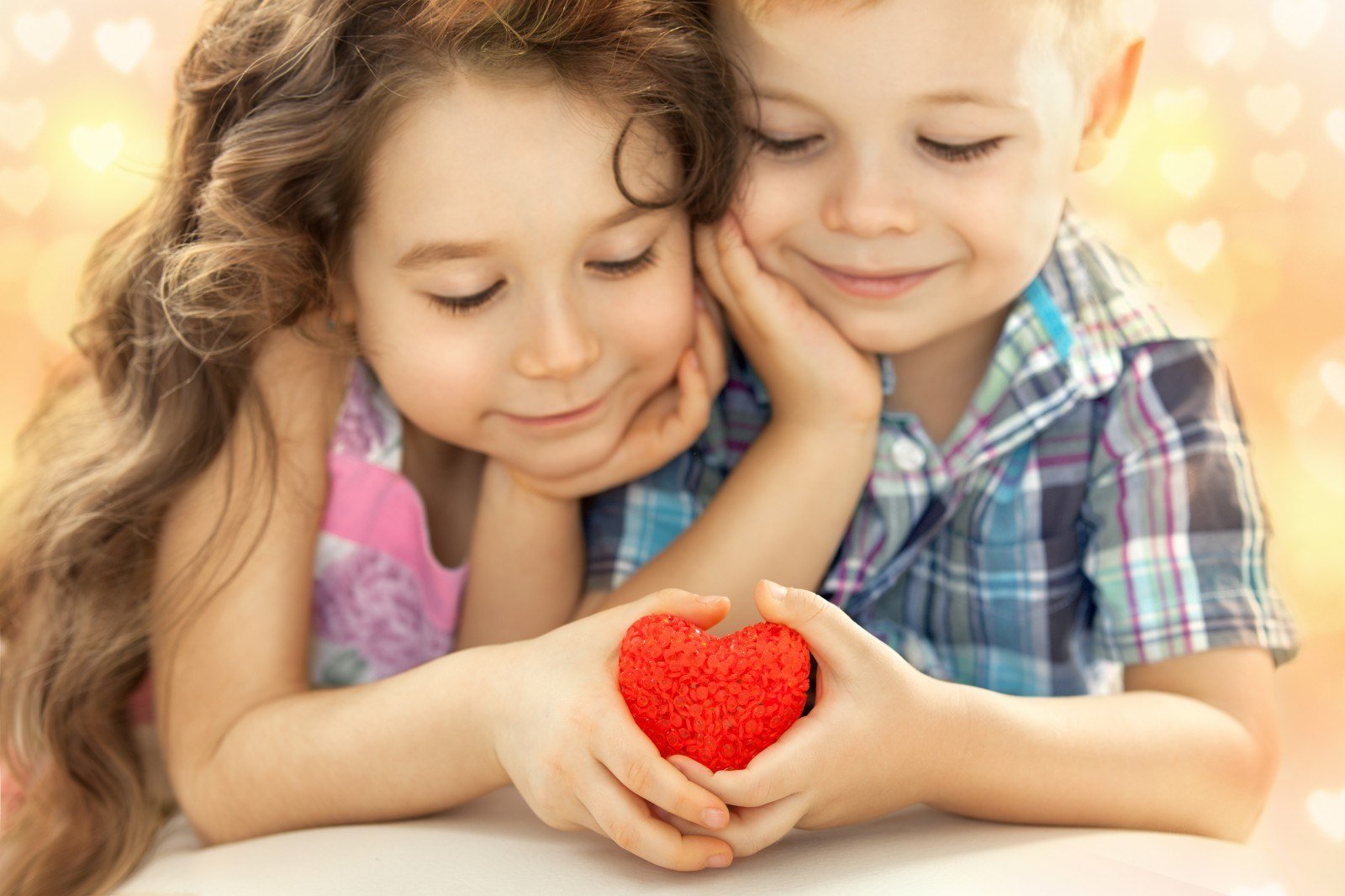 Am love baby. Мальчик и девочка любовь. Любовь к ребенку. Дети мальчик и девочка любовь. Мальчик и девочка вместе.