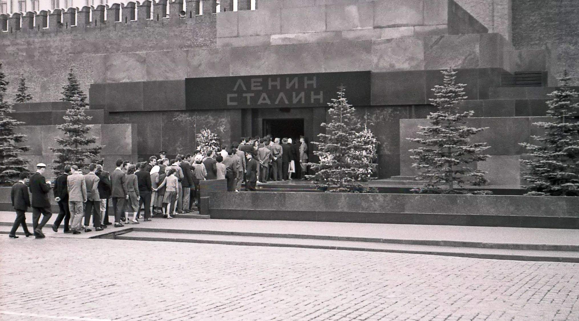 Ленин и сталин в мавзолее фото. Мавзолей Ленина и Сталина. Мавзолей Ленина Ленин Сталин.