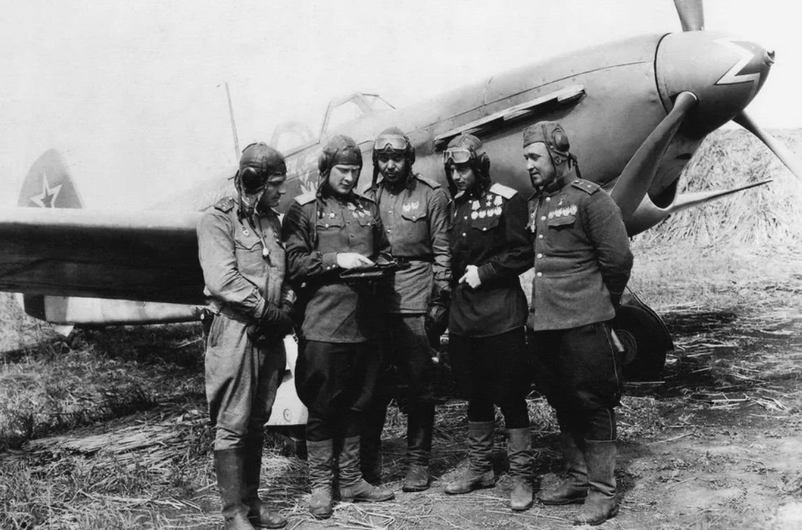 покрышкин 1941. летчики инструкторы барнаульского вваул. маресьев алексей петрович летчик-истребитель. евгений францев чернушка. маршал авиации покрышкин александр иванович.