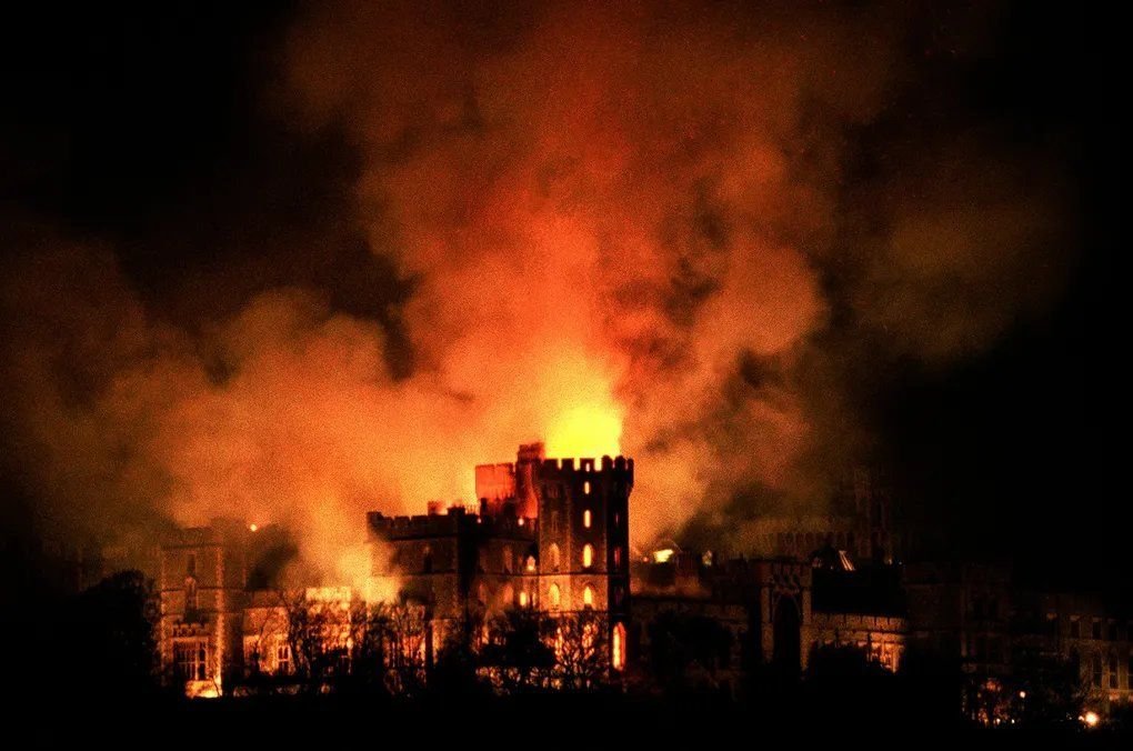 Горит замок. 1992 Windsor Castle Fire. Пожар в Виндзорском замке 1992 года. Windsor Castle пожар. Виндзорский замок после пожара 1992.