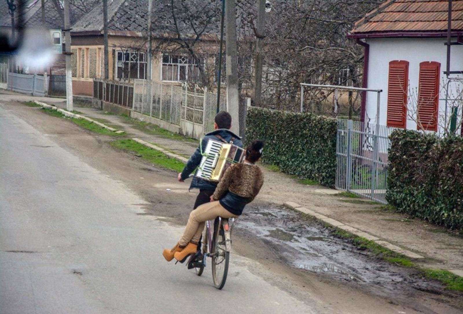 Едем едем в деревню село. Смешные деревни. Приколы из деревни. Городские и Деревенские прикол. Приколы про деревню.